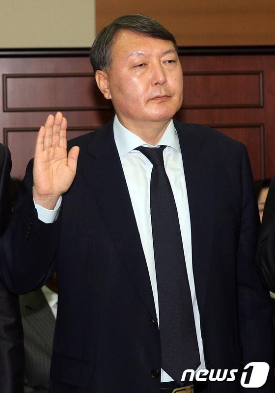 본문 이미지 - 윤석열 여주지청장이 21일 오후 서울 서초동 고등검찰청에서 열린 국회 법제사법위원회의 서울중앙지방검찰청과 수원지방검찰청 등 서울고등검찰청 산하 일선 검찰청에 대한 국정감사에서 선서를 하고 있다. 이날 국감에서는 검찰의 국가정보원 댓글 사건 수사를 둘러싼 채동욱 전 검찰총장 사퇴, 윤석열 여주지청장의 특별수사팀 전격 배제 등 파문을 놓고 여야의 격렬한 공방이 예상된다. 2013.10.21/뉴스1 © News1 허경 기자