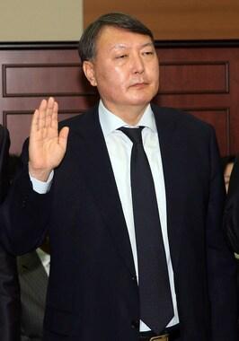 본문 이미지 - 윤석열 여주지청장이 21일  서울고등검찰청에서 열린 국회 법제사법위원회 국정감사에서 선서하고 있다. 2013.10.21/뉴스1 © News1 허경 기자