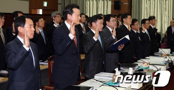 본문 이미지 - 임정혁 서울고검장&#40;왼쪽에서 세번째&#41;을 비롯한 검사장들이 21일 오후 서울 서초동 고등검찰청에서 열린 국회 법제사법위원회의 서울중앙지방검찰청과 수원지방검찰청 등 서울고등검찰청 산하 일선 검찰청에 대한 국정감사에서 선서를 하고 있다. © News1 허경 기자
