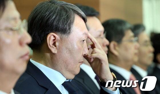 본문 이미지 - 윤석열 여주지청장이 21일 서울고등검찰청에서 열린 국회 법제사법위원회 국정감사에서 얼굴을 만지며 생각에 잠겨 있다. 2013.10.21/뉴스1 © News1 허경 기자