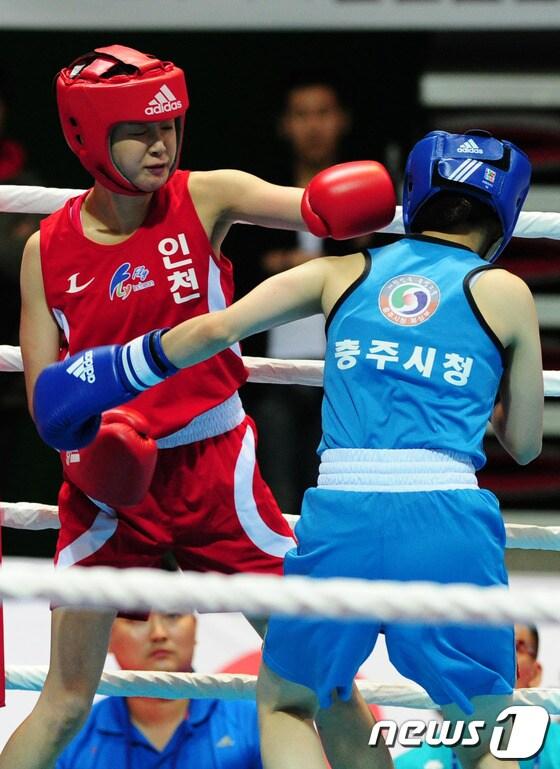 본문 이미지 - 배우 복서 이시영(32·인천시청)이 어깨탈골 부상으로 인해 2014 전국체전에 출전하지 못하게 됐다. 사진은 지난해 전국체전 출전 당시 모습.  ⓒ News1