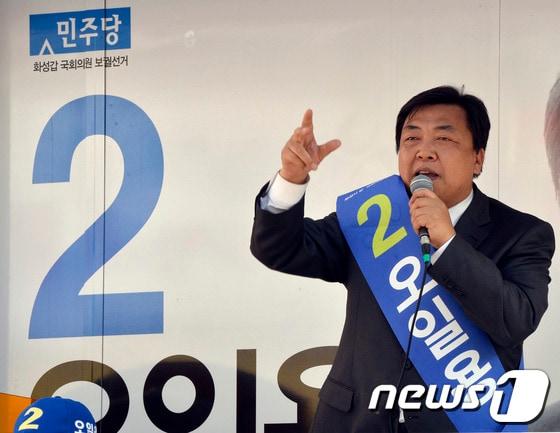 본문 이미지 - 국회의원 보궐선거 화성갑에 출마한 민주당 오일용 후보가 21일 오전 화성시 남양동 남양장에서 선거홍보차량에 탑승해 지지연설을 하고 있다.2013.10.21/뉴스1 © News1   최영호 기자