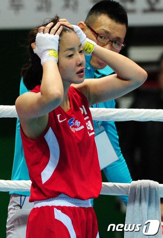 본문 이미지 - 배우 복서 이시영(31 인천시청)이 21일 인천시 남구 도원실내체육관에서 열린 제94회 전국체육대회 여자 일반부 플라이급(51kg) 8강전에서 김하율(충주시청)을 상대로 경기를 펼친뒤 경기결과를 기다리고 있다.이날 경기에서 이시영은 김하율에 판정패 했다. 2013.10.21/뉴스1 © News1   신창원 기자
