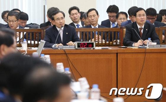 본문 이미지 - 문상부 중앙선거관리위원회 사무총장&#40;왼쪽&#41;이 21일 서울 여의도 국회에서 열린 안전행정위원회 국정감사에서 의원들의 질의를 듣고 있다. 2013.10.21/뉴스1 © News1 송원영 기자