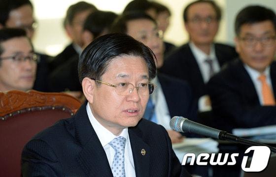 본문 이미지 - 김덕중 국세청장이 21일 오후 서울 종로구 국세청에서 속개된 국회 기획재정위원회의 국세청에 대한 국정감사에서 민주당 문재인 의원의 질의에 답하고 있다. 2013.10.21/뉴스1 © News1   박정호 기자