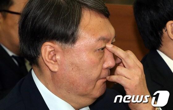 본문 이미지 - 윤석열 여주지청장이 21일 서울고등검찰청에서 열린 국회 법제사법위원회 국정감사에서 얼굴을 만지며 생각에 잠겨 있다. 2013.10.21/뉴스1 © News1 허경 기자