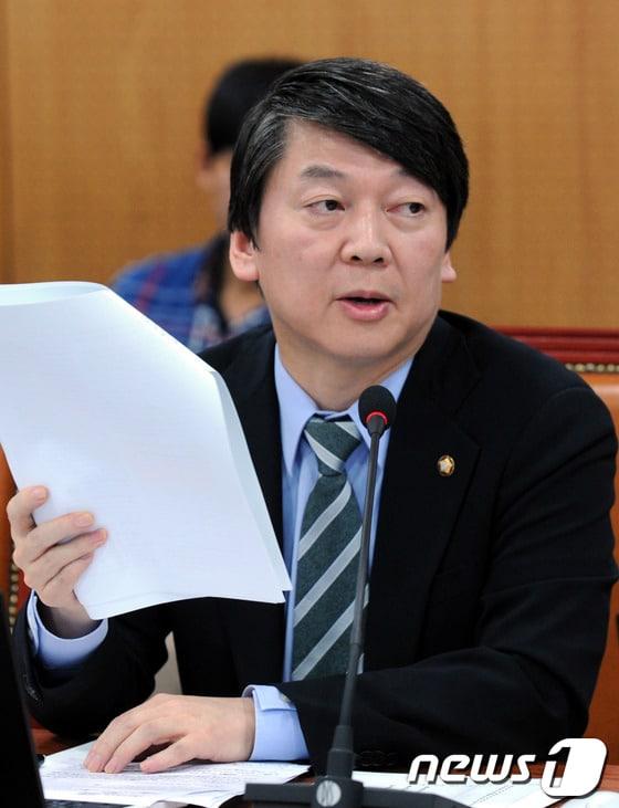 본문 이미지 - 안철수 무소속 의원이 지난 21일 오전 충북 청원군 오송읍 식품의약품안전처에서 열린 식약처 국정감사에서 질의를 하고 있다. © News1 