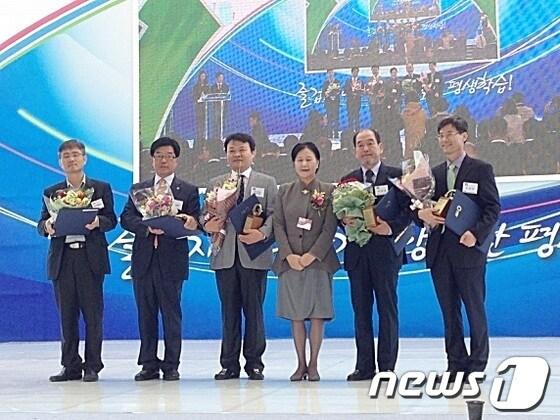 본문 이미지 - 양동의 소장(왼쪽에서 두번째)이 제2회 대한민국 평생학습박람회에서 특별상을 수상했다.사진=순천시© News1서순규기자 