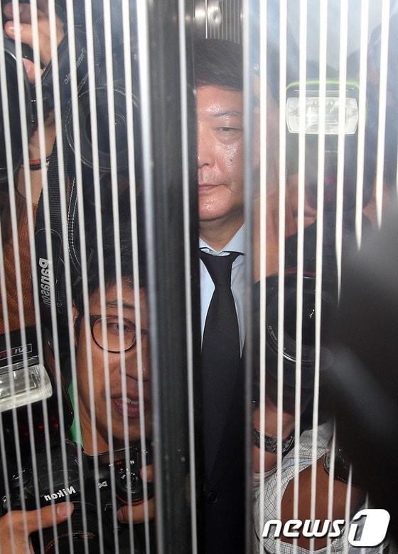 본문 이미지 - 윤석열 여주지청장이 21일 오후 서울 서초동 고등검찰청에서 열린 국회 법제사법위원회의 서울중앙지방검찰청과 수원지방검찰청 등 서울고등검찰청 산하 일선 검찰청에 대한 국정감사가 정회되자 국감장을 나서 승강기에 올라 있다. 이날 국감에서는 검찰의 국가정보원 댓글 사건 수사를 둘러싼 채동욱 전 검찰총장 사퇴, 윤석열 여주지청장의 특별수사팀 전격 배제 등 파문을 놓고 여야의 격렬한 공방이 예상된다. 2013.10.21/뉴스1 © News1   허경 기자