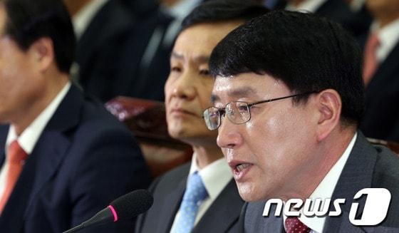 본문 이미지 - 조영곤 서울중앙지검장이 21일 오후 서울 서초동 고등검찰청에서 열린 국회 법제사법위원회의 서울중앙지방검찰청과 수원지방검찰청 등 서울고등검찰청 산하 일선 검찰청에 대한 국정감사에서 의원들의 질의에 답변하고 있다. 이날 국감에서는 검찰의 국가정보원 댓글 사건 수사를 둘러싼 채동욱 전 검찰총장 사퇴, 윤석열 여주지청장의 특별수사팀 전격 배제 등 파문을 놓고 여야의 격렬한 공방이 예상된다. 2013.10.21/뉴스1 © News1 허경 기자