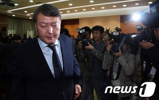 본문 이미지 - 윤석열 여주지청장이 21일 오후 서울 서초동 고등검찰청에서 열린 국회 법제사법위원회의 서울중앙지방검찰청, 수원지방검찰청 등 서울고등검찰청 산하 일선 검찰청에 대한 국정감사가 정회되자 국감장을 나서고 있다. © News1 허경 기자