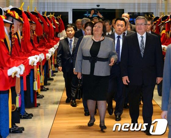 본문 이미지 - 브로니스와프 코모로프스키 폴란드 대통령&#40;오른쪽&#41;이 21일 오후 영부인 안나 코모로프스카 여사&#40;왼쪽&#41;와 함께 전통 복장을 갖춘 국군 의장대의 환영을 받으며 인천국제공항 입국장에 들어서고 있다.국빈 자격으로 한국을 찾은 코모로프스키 대통령 부부는 박근혜 대통령과 정상회담을 갖는 등 이날부터 사흘간 방한 일정을 이어갈 예정이다. 2013.10.21/뉴스1 © News1 정회성 기자