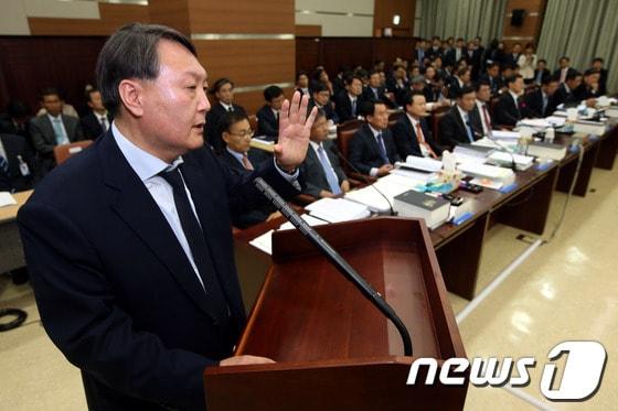 본문 이미지 - 국정원 대선 개입 사건의 특별수사팀장이었던 윤석열 여주지청장이 2013년 10월 21일 저녁 서울 서초동 고등검찰청에서 열린 국회 법제사법위원회의 서울중앙지방검찰청과 수원지방검찰청 등 서울고등검찰청 산하 일선 검찰청에 대한 국정감사에서 '저는 사람에게 충성하지 않습니다'라는 발언을 하고 있다. ⓒ 뉴스1 DB