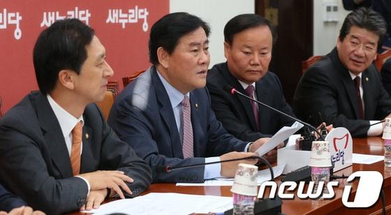 본문 이미지 - 최경환 새누리당 대표가 22일 오전 서울 여의도 국회에서 열린 국정감사중반대책회의에서 모두 발언을 하고 있다. 최 원내대표는 이날 회의에서 국정원 대선개입 사건 수사를 둘러싸고 국정감사에서 조영곤 서울중앙지검장과 윤석열 전 특별수사팀장이 정면 충돌한 것과 관련 