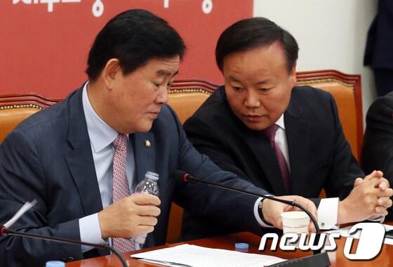 본문 이미지 - 최경환 새누리당 대표와 김재원 의원이 22일 오전 서울 여의도 국회에서 열린 국정감사중반대책회의에서 대화를 하고 있다. 최 원내대표는 이날 회의에서 국정원 대선개입 사건 수사를 둘러싸고 국정감사에서 조영곤 서울중앙지검장과 윤석열 전 특별수사팀장이 정면 충돌한 것과 관련 