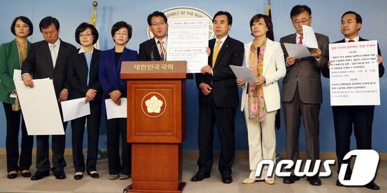 본문 이미지 - 국회 야당 교육문화체육관광위원회 의원들이 22일 서울 여의도 국회 정론관에서 기자회견을 열고 교육부의 8종 역사교과서 수정보완 권고 관련 기자회견을 하고 있다. 이날 기자회견에서 참석자들은 교학사 교과서 검정 합격 취소와 교육부 장관의 사퇴를 촉구했다. 2013.10.22/뉴스1 © News1 송원영 기자