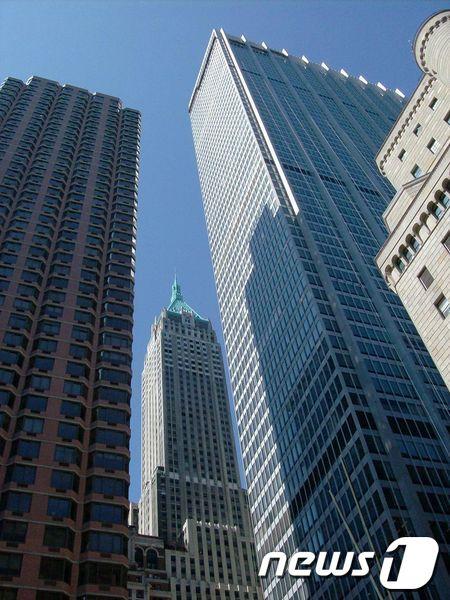 본문 이미지 - 원 체이스 맨해튼 플라자(오른쪽)© News1 