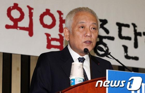 본문 이미지 - 김한길 민주당 대표가 22일 오전 서울 여의도 국회에서 열린 긴급 의원총회에서 모두발언을 하고 있다. 김 대표는 국가정보원의 대선개입 의혹 수사와 관련한 윤석열 여주지청장&#40;전 특별수사팀장&#41;의 폭로와 관련, 