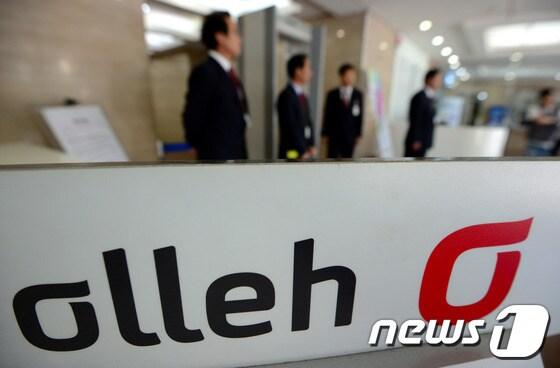 본문 이미지 - 22일 오전 서울 광화문 KT사옥 엘리베이터 출입구 앞에서 관계자들이 출입을 엄격하게 통제하고 있다. 검찰은 이날 KT 본사와 계열사 및 임직원 자택을 전격 압수수색했다. 2013.10.22/뉴스1 © News1 박정호 기자