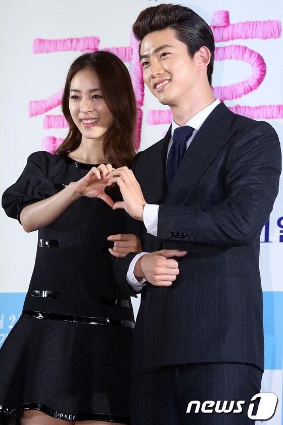 본문 이미지 - 배우 이연희, 옥택연이 22일 오후 서울 강남구 삼성동 메가박스 코엑스에서 열린 영화 '결혼전야' 제작보고회에서 포토타임을 갖고 있다. 2013.10.22 /뉴스1 © News1   (서울=뉴스1)