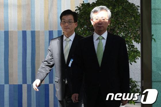 본문 이미지 - 길태기 검찰총장 직무대행이 22일 서울 서초동 대검찰청에서 점심식사를 위해 청사를 나서고 있다. © News1 한재호 기자