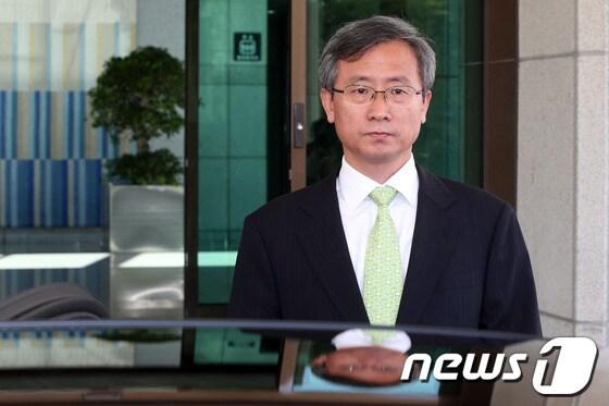 본문 이미지 - 길태기 검찰총장 직무대행이 22일 서울 서초동 대검찰청에서 점심식사를 위해 청사를 나서고 있다. © News1 한재호 기자