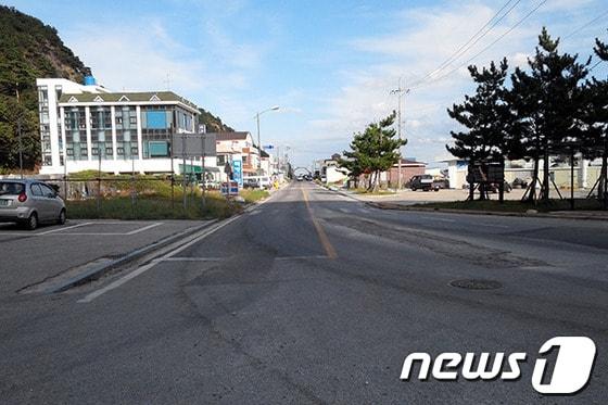 본문 이미지 - 21일 오전12시 점심시간인데도 식당가에 사람이 보이지 않는 옥계면. 2013.10.22/뉴스1 © News1 윤창완 기자