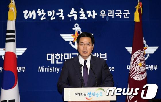 본문 이미지 - 22일 오후 서울 용산 국방부에서 김민석 대변인이 국군 사이버사령부 댓글 활동 의혹에 대한 자체 중간조사 결과를 발표하고 있다. 국방부는 발표를 통해 언론에 보도된 4건의 SNS 계정이 국군사이버사령부 소속 군무원 3명과 현역 부사관 1명의 것으로 확인했으며, 정식 수사에 착수하고 이날 사이버사령부 사무실에 대한 압수수색을 진행하고 있다고 밝혔다. 2013.10.22/뉴스1 © News1   한재호 기자