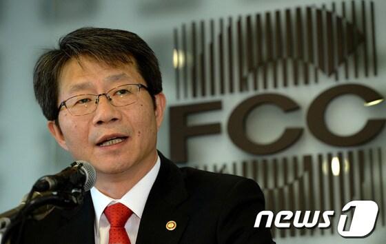 본문 이미지 - 류길재 통일부 장관이 22일 오후 서울 중구 태평로 한국프레스센터 외신기자클럽에서 외신기자들과 가진 간담회에서 모두발언을 하고 있다. 2013.10.22/뉴스1 © News1   박정호 기자