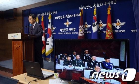 본문 이미지 - 22일 오후 서울 용산 국방부에서 김민석 대변인이 국군 사이버사령부 댓글 활동 의혹에 대한 자체 중간조사 결과를 발표하고 있는 가운데 연단 앞에 설치된 화면을 통해 같은 시간 열리고 있는 합동참모본부 국정감사에서 최윤희 합참의장이 답변하는 모습이 보여지고 있다. 국방부는 발표를 통해 언론에 보도된 4건의 SNS 계정이 국군사이버사령부 소속 군무원 3명과 현역 부사관 1명의 것으로 확인했으며, 정식 수사에 착수하고 이날 사이버사령부 사무실에 대한 압수수색을 진행하고 있다고 밝혔다. 2013.10.22/뉴스1 © News1 한재호 기자