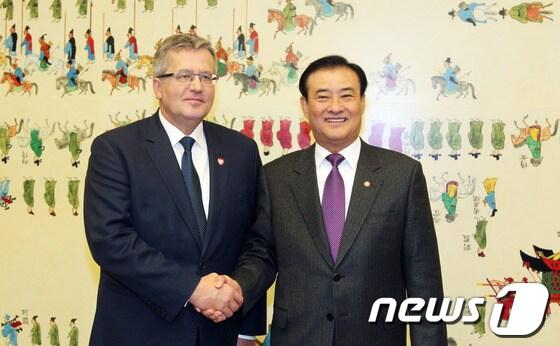 본문 이미지 - 강창희 국회의장이 22일 오전 서울 여의도 국회를 방문한 브로니스와프 코모로프스키 폴란드 대통령과 악수하고 있다. 강창희 국회의장은 박근혜정부 출범 후 유럽 정상으로는 첫 국빈방문한 브로니스와프 코모로프스키 폴란드 대통령과 양국 의회 교류와 협력방안 등에 대해 논의 했다. &#40;사진공동취재단&#41;2013.10.21/뉴스1 © News1   사진공동취재단