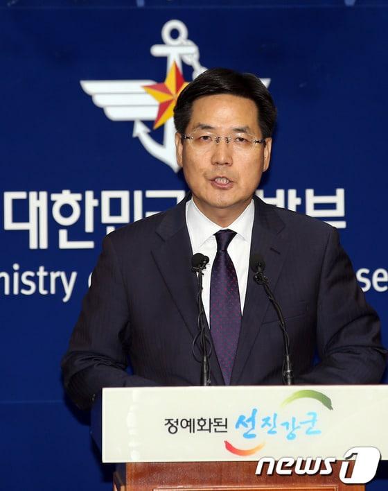 본문 이미지 - 22일 오후 서울 용산 국방부에서 김민석 대변인이 국군 사이버사령부 댓글 활동 의혹에 대한 자체 중간조사 결과를 발표하고 있다. 국방부는 발표를 통해 언론에 보도된 4건의 SNS 계정이 국군사이버사령부 소속 군무원 3명과 현역 부사관 1명의 것으로 확인했으며, 정식 수사에 착수하고 이날 사이버사령부 사무실에 대한 압수수색을 진행하고 있다고 밝혔다. 2013.10.22/뉴스1 © News1   한재호 기자