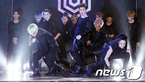 본문 이미지 - 그룹 탑독이 22일 오후 서울 마포구 서교동 홍대 V-HALL에서 열린 데뷔 쇼케이스에서 무대를 선보이고 있다. 2013.10.22 /뉴스1  © News1   (서울=뉴스1)