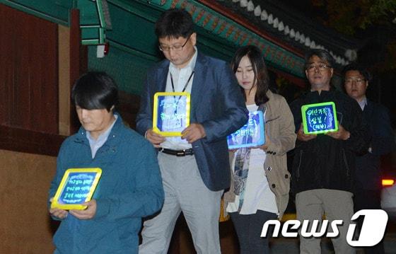 본문 이미지 - 불교시민사회 네트워크 및 불교 시민단체 회원들이 22일 저녁 서울 종로구 조계사일대에서 LED 피켓을 들고 금강산 관광 재개와 이산가족 상봉 재개를 기원하며 생명평화 기원 걷기 명상을 진행하고 있다. 2013.10.22/뉴스1 © News1 손형주 기자