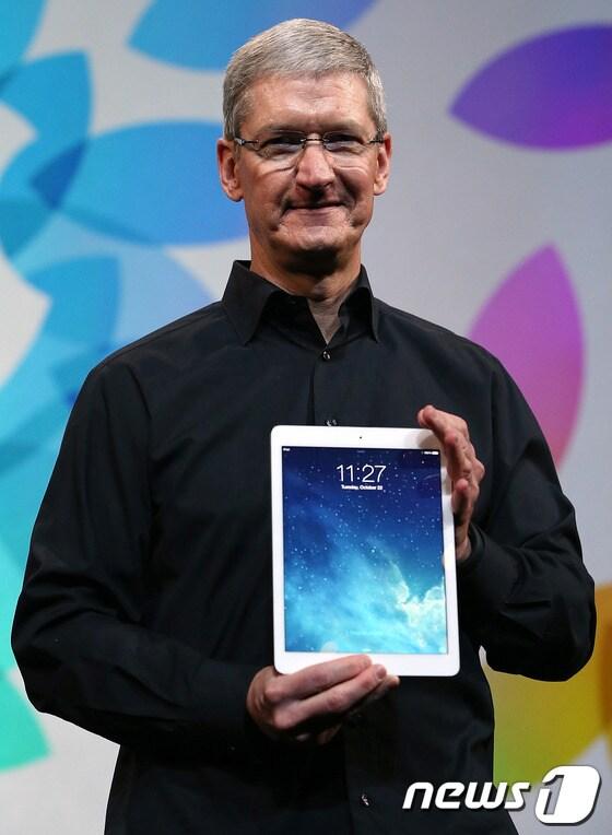 본문 이미지 - 팀 쿡 애플 최고경영자(CEO)가 22일(현지시간) 샌프란시스코에서 열린 신제품 공개행사에서 차세대 아이패드인 '아이패드 에어'를 선보이고 있다.© AFP=News1