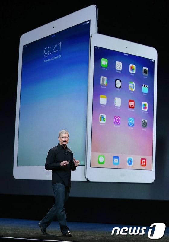 본문 이미지 - 팀 쿡 애플 최고경영자(CEO)가 22일(현지시간) 샌프란시스코에서 열린 신제품 공개행사에서 차세대 아이패드인 '아이패드 에어'와 아이패드 미니 2세대를 선보이고 있다© AFP=News1  
