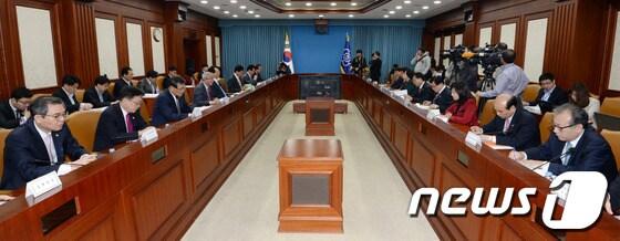 본문 이미지 - 현오석 경제부총리가 23일 오전 서울 세종로 정부서울청사에서 열린 경제관계장관회의에서 모두발언을 하고 있다. 2013.10.23/뉴스1 © News1   박세연 기자