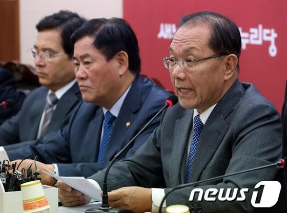 본문 이미지 - 황우여 새누리당 대표가 23일 서울 여의도 당사에서 열린 최고중진연석회의에서 모두발언을 하고 있다. 황 대표는 이날 회의에서 