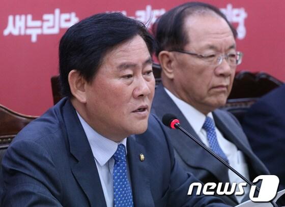 본문 이미지 - 최경환 새누리당 원내대표가 23일 서울 여의도 당사에서 열린 최고중진연석회의에서 모두 발언을 하고 있다. 최 원내대표는 이날 회의에서 국가정보원 대선 개입 댓글 의혹 사건에 대한 민주당의 공세와 관련, 