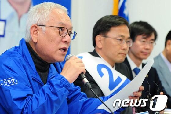 본문 이미지 - 김한길 민주당 대표가 23일 10.30포항남ㆍ울릉재선거에 출마한 허대만 후보 선거사무소에서 최고위원회의를 주재하고 있다. 2013.10.23/뉴스1 © News1   최창호 기자