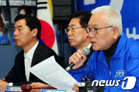 본문 이미지 - 김한길 민주당 대표가 23일 10.30포항남ㆍ울릉재선거에 출마한 허대만 후보 선거사무소에서 최고위원회의를 주재하고 있다. 2013.10.23/뉴스1  © News1   최창호 기자