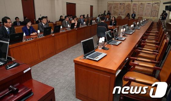 본문 이미지 - 국회 교육문화체육관광위원회 소속 야당 의원들이 23일 오전 서울 여의도 국회에서 교육문화체육관광위원회 전체회의를 단독으로 개의하려 했으나 새누리당 의원들과 서남수 교육부 장관 등 교육부 공무원들의 불참으로 불발됐다. © News1 