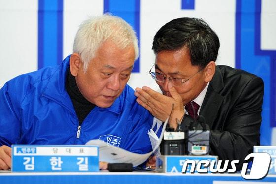 본문 이미지 - 민주당 민주당 대표가 23일 10.30 포항남.울릉 재선거에 출마한 허대만 후보 사무실에서 열린 최고위원 회의에서 허 후보와 귀엣말을 나누고 있다./2013.10.23/뉴스1 © News1 최창호 기자