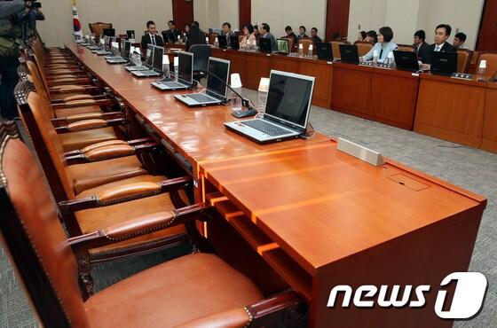 본문 이미지 - 국회 교육문화체육관광위원회 소속 야당 의원들이 23일 오전 서울 여의도 국회에서 교육문화체육관광위원회 전체회의를 단독으로 개의하려 했으나 새누리당 의원들과 서남수 교육부 장관 등 교육부 공무원들의 불참으로 불발되고 있다. 교문위 민주당 간사인 유기홍 의원은 