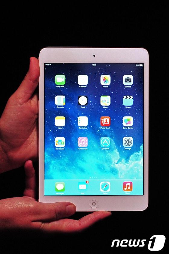 본문 이미지 - 22일(현지시간) 영국 런던에서 공개된 아이패드 미니 2세대의 모습.© AFP=News1  