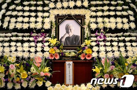 본문 이미지 - 한국학의 거장이라 불린 김열규 서강대 명예교수의 빈소가 23일 서울 종로구 연건동 서울대학교병원 장례식장에 마련됐다. © News1 박정호 기자