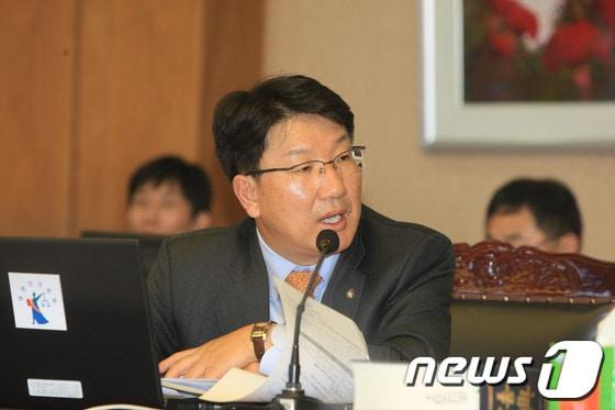 본문 이미지 - 23일 광주고등법원에서 열린 법제사법위원회의 광주고등법원 등에 대한 국정감사에서 새누리당 권성동 의원이 질의하고 있다.2013.10.23/뉴스1 © News1 김태성 기자