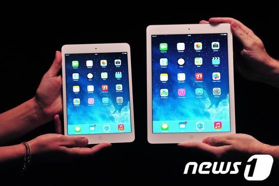 본문 이미지 - 22일&#40;현지시간&#41; 영국 런던에서 공개된 아이패드 미니 2세대&#40;왼쪽&#41;와 아이패드 에어의 모습.© AFP=News1 