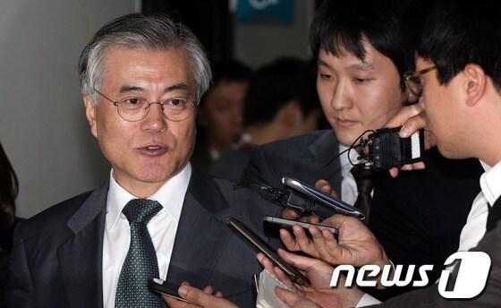 본문 이미지 - 민주당 문재인 의원이 23일 오후 서울 여의도 국회 기획재정위원회에서 열린 국정감사에 참석하며 취재진의 대선 불공정 문제 발언과 관련한 질의에 답변하고 있다. 문 의원은 성명을 내고 박근혜 대통령에 대해 