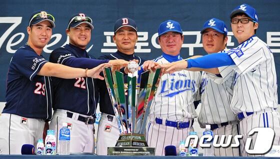 본문 이미지 - 23일 오후 대구 북구 대구실내체육관에서 열린 ‘2013 한국야쿠르트 세븐 프로야구’ 포스트시즌 미디어데이에서 삼성라이온즈, 두산 베어스 감독과 선수들이 우승 트로피에 함께 손을 모으며 포즈를 취하고 있다. 2013.10.23/뉴스1 © News1   김영진 기자